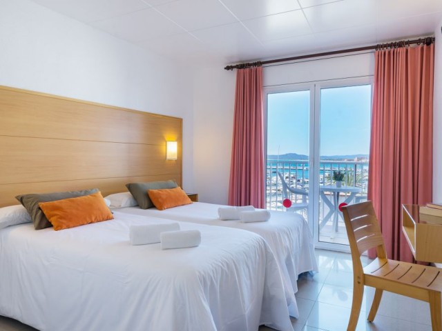Tweepersoonskamer met balkon en uitzicht op zee